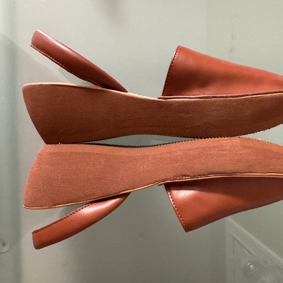 Kenneth Cole shoes. Size 5. New - never worn. - Picture 3 of 4